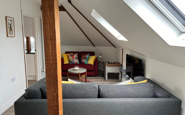 Delightful 1 bedroom Split-Level Apt in Glastonbury Town Centre