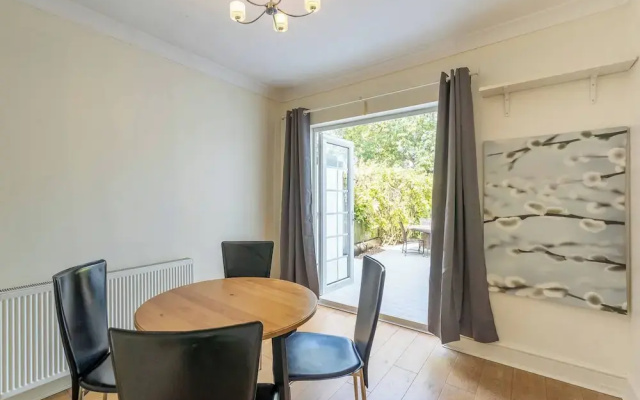 Elegant 3BR Victorian Retreat, Free Parking