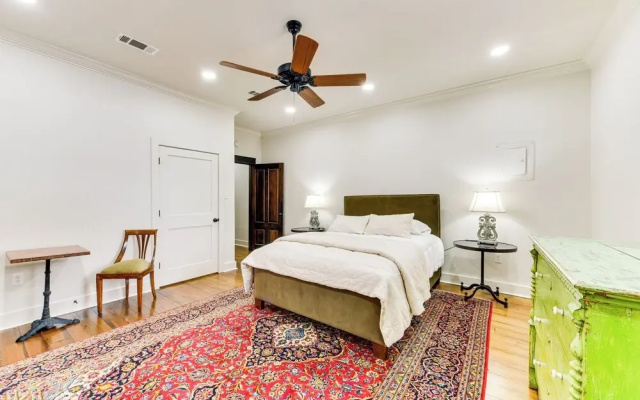 Charming Louisiana Getaway w/ Furnished Balcony!