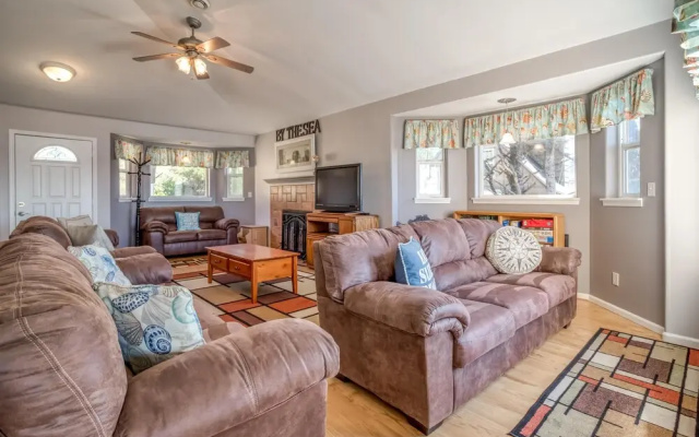 Oceanview Hot Tub and Cozy Bonus Room - Charming Coastal Retreat