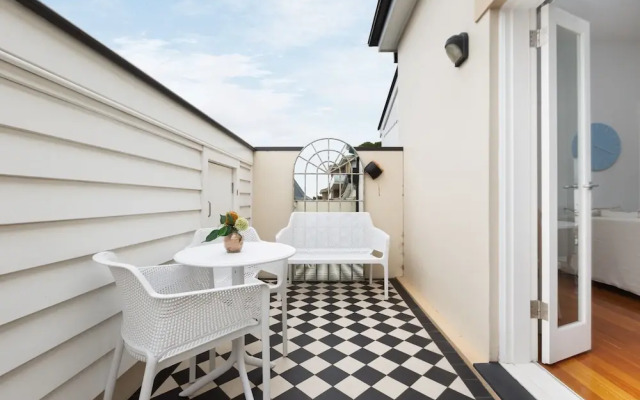 Executive Studio With Patio Near Trains