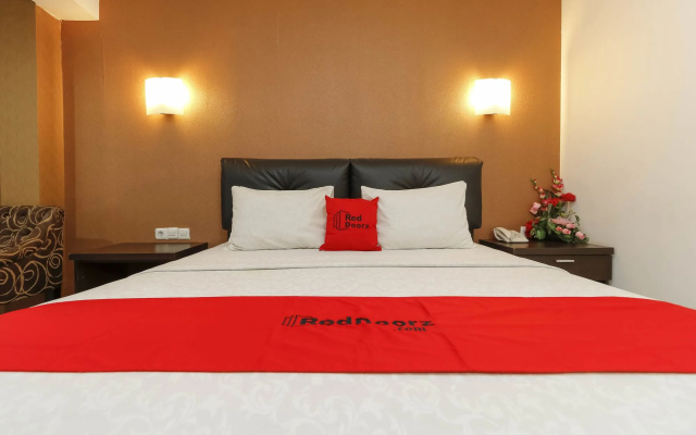 RedDoorz Plus near Karebosi Area