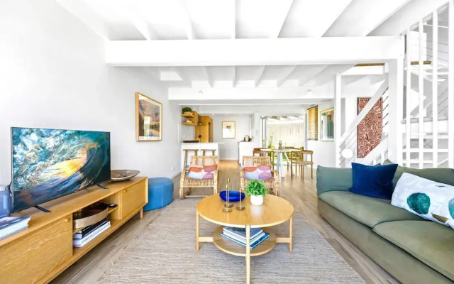 2-bed Coastal Haven With Pool by Sunshine Beach