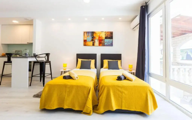 2Sis Apartments
