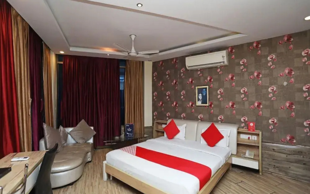 OYO 28439 Skylark Hotel