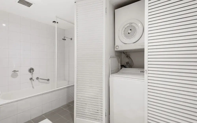 Chic 1-bed Apartment Steps From Shopping Street