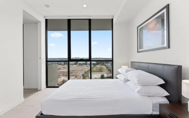Luxe 2-bed: Modern Interiors, Balcony & BBQ Area