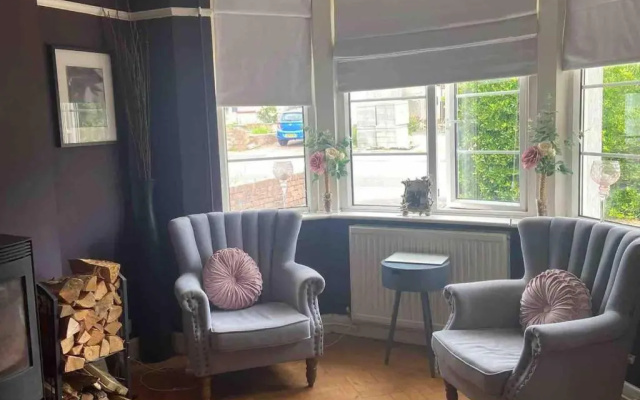 Pet Friendly, Unique 4-bed Bungalow in Porthcawl