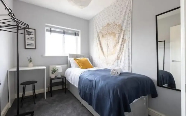 Huge Home,sleeps 12, Private Parking, Pets ok