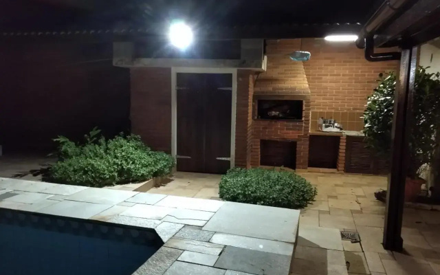 Casa com piscina em condomínio fechado no Guarujá