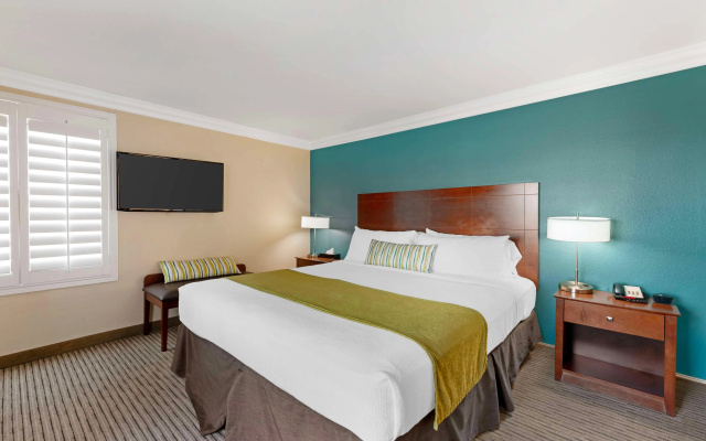 Best Western Harbour Inn & Suites Huntington - Sunset Beach