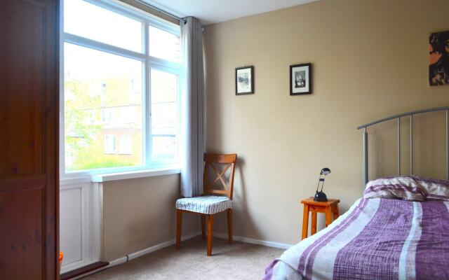 Отель Spacious 2 Bedroom House With Garden in Islington комната для гостей