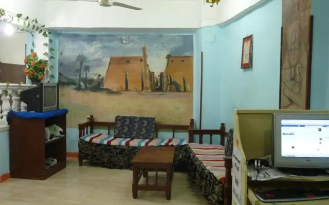 New Everest Hotel