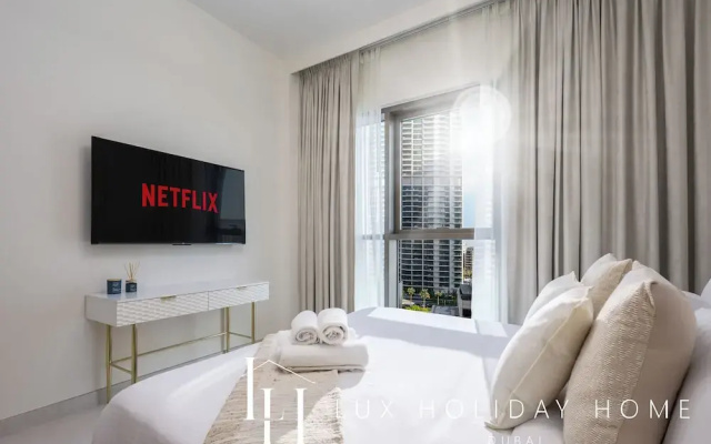 LUX  The Creekside Skyline View Suite