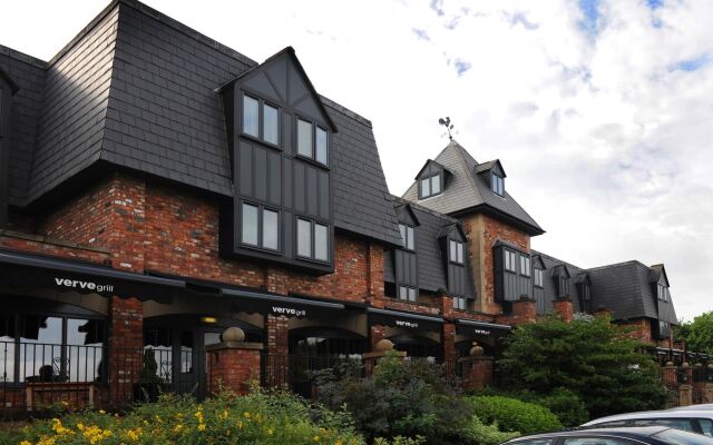 Village Hotel Warrington вид на фасад