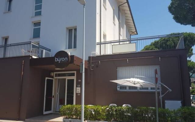 Отель Byron Light Hotel Италия, Риччоне - отзывы, цены и фото номеров - забронировать отель Byron Light Hotel онлайн вид на фасад