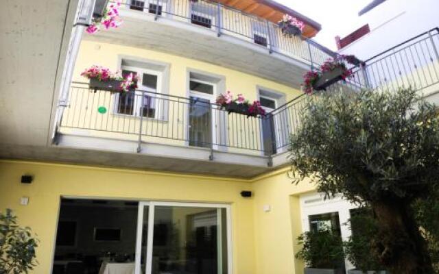 Отель BHL Boutique Rooms Legnano Италия, Леньяно - отзывы, цены и фото номеров - забронировать отель BHL Boutique Rooms Legnano онлайн вид на фасад