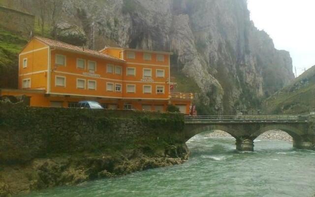 Отель Hostal Poncebos Испания, Кабралес - отзывы, цены и фото номеров - забронировать отель Hostal Poncebos онлайн вид на фасад