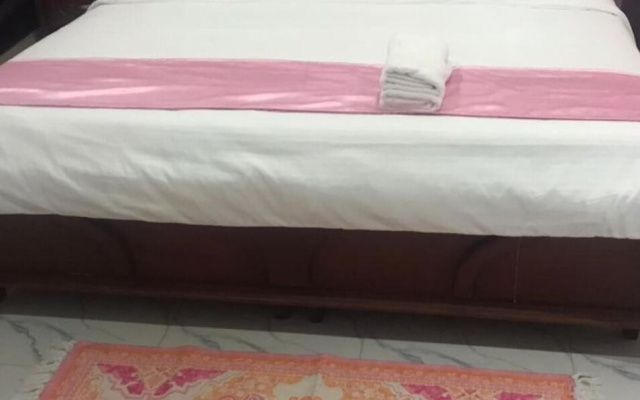 House-sleeps8-parking-jacuzzi