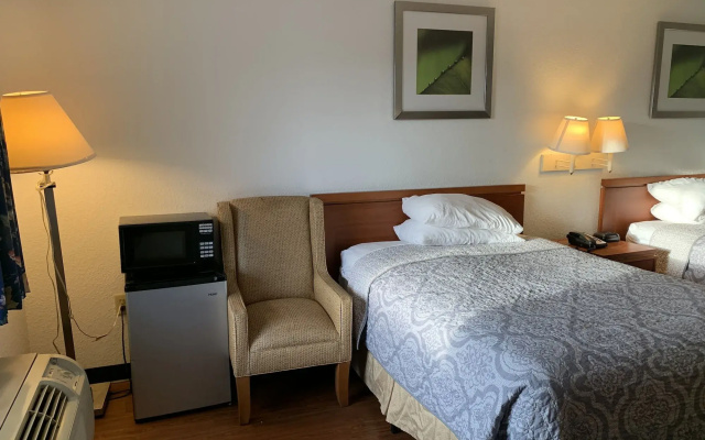 Travelodge and Suites Macclenny