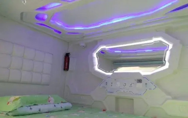 Jihe Light Luxury Art Hotel（Wuyi Square Station）