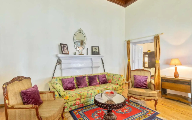 StayVista at 8Oaks - Ancestral Bungalow with massive lawn