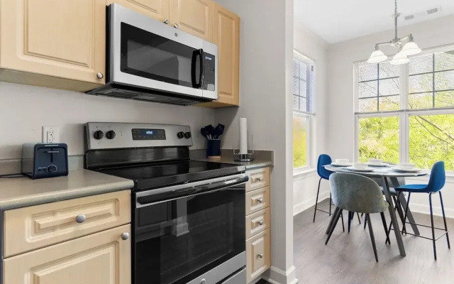Upscale King 2BR Suite Downtown Raleigh