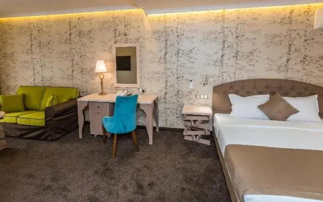 8 12 Art Guest House