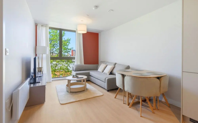 Trafford Garden Retreat with Free Car Park