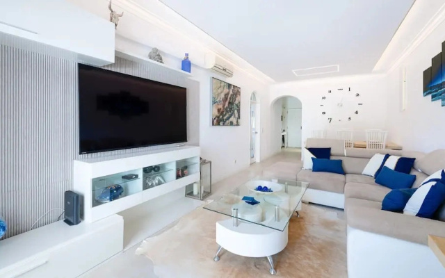 Lounge Garden Apartment