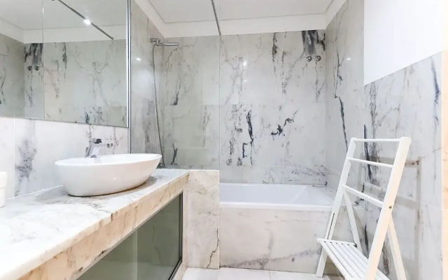JOIVY Spacious & elegant 1-bed flat, moments from Avenida station