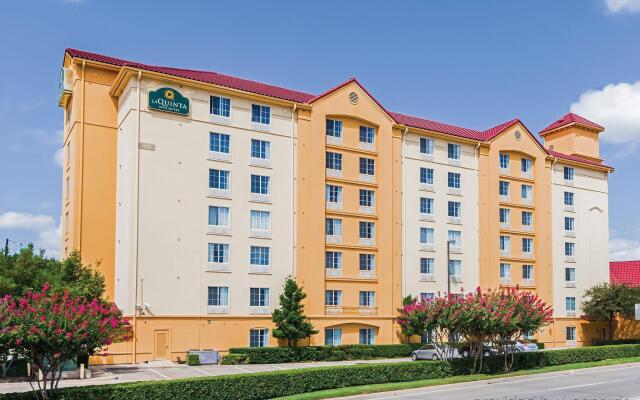 Отель La Quinta Inn & Suites Dallas North Central вид на фасад