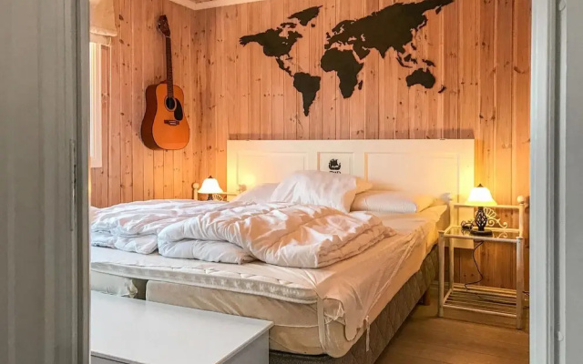 Stunning Home in Stadlandet With 4 Bedrooms and Jacuzzi