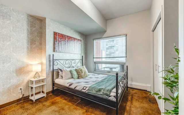 Elegant 2BR Condostunning Downtown Views!