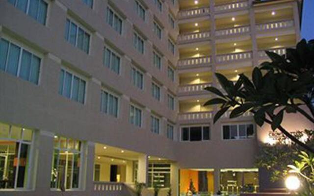 Crown Pattaya Beach Hotel вид на фасад
