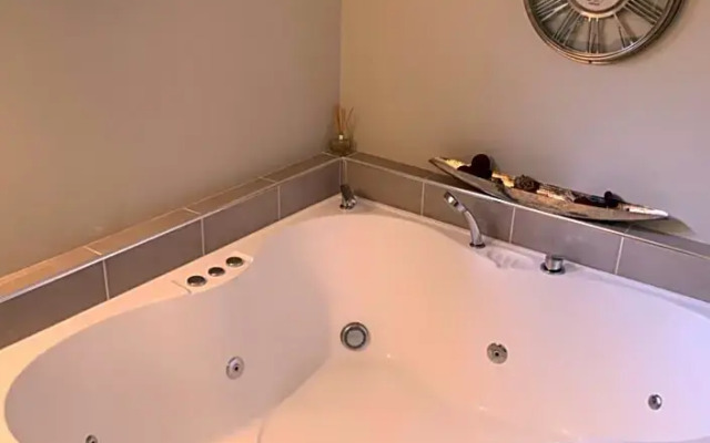 Churchill's B&B twin spa getaway Studio