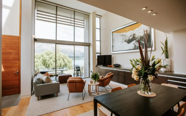 Lake Edge - Sleeps 6 - Centrally Located - Lake & Mountain Views