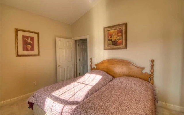 Magnolia Pointe 305-4889 Condo
