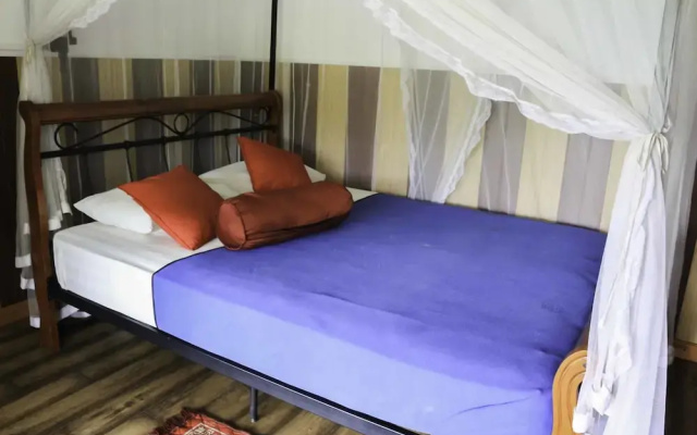 Yoho Okan Rock Wooden Cabana