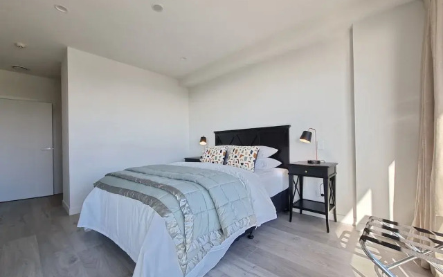 Luxe Apt w Harbour-Sunset Views -Parking