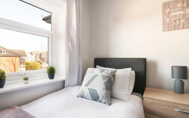 Spacious 3 Bed House, Netflix, Garden, Parking