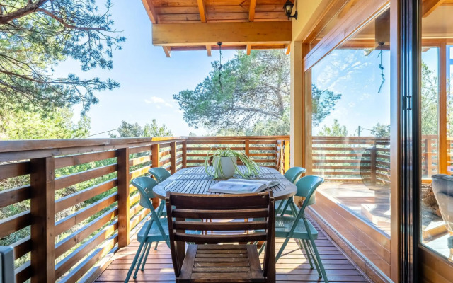 Casa nórdica en el bosque con vistas al mar