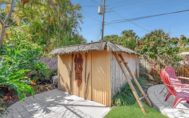 Beautiful pool property with woffice