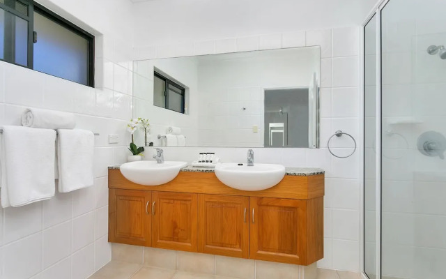 Palm Cove Retreat