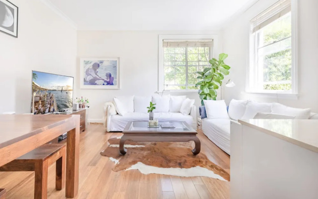 Bright Harbour Side 1 Bedroom Apartment
