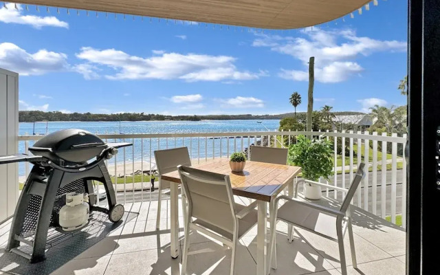 Modern 1-bedroom Apt With Sweeping Water Views