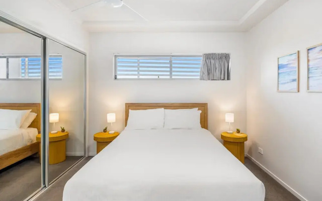 Birtinya 1-bed With Canal Views and Pool
