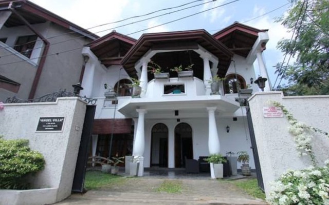 Отель Angel Inn Guest House вид на фасад