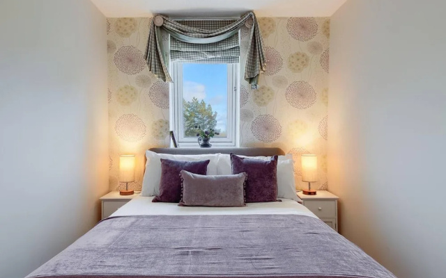 Tasteful top Floor Apartment Next to Gleneagles