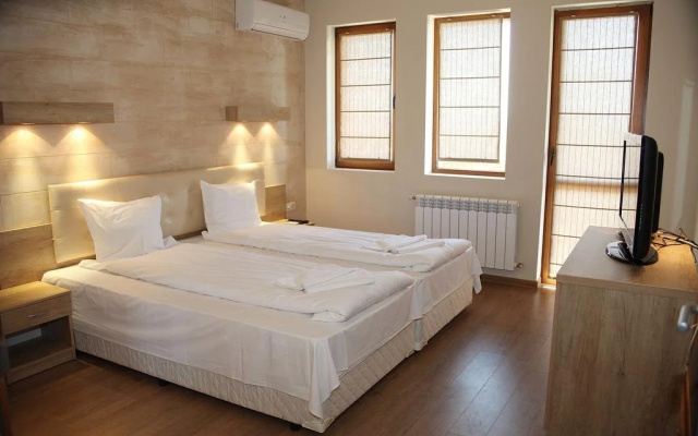 Raya Guest House